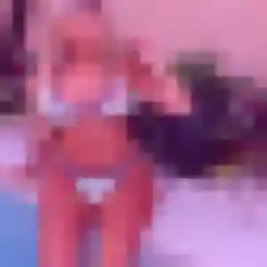 Corinne, 19 ans, en ligne à Le Port pour une rencontre coquine